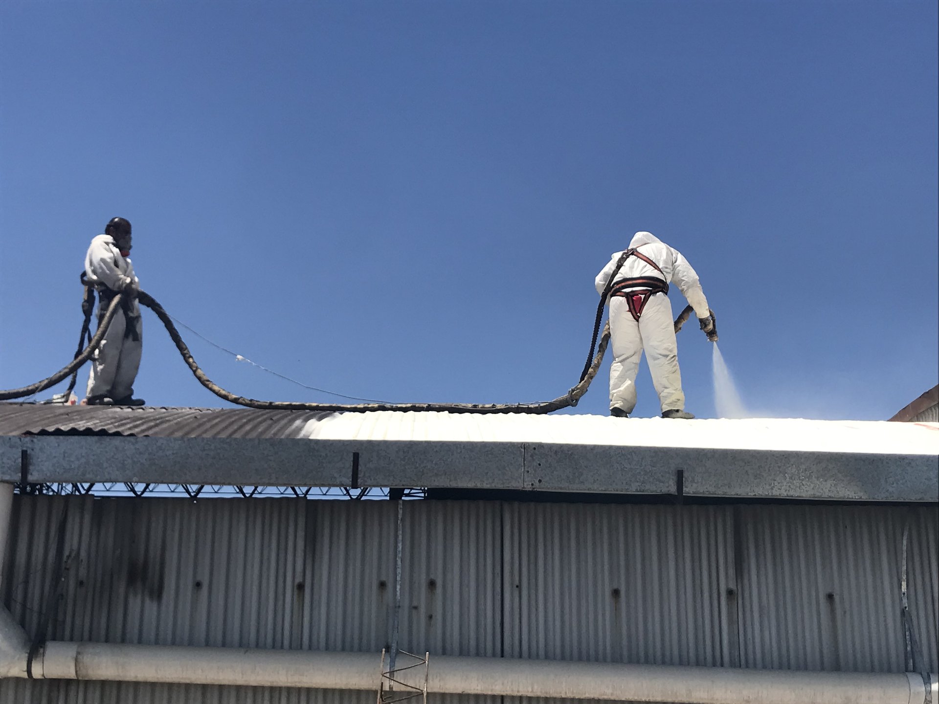Equipo Silvacom aplicando poliuretano proyectado en obra