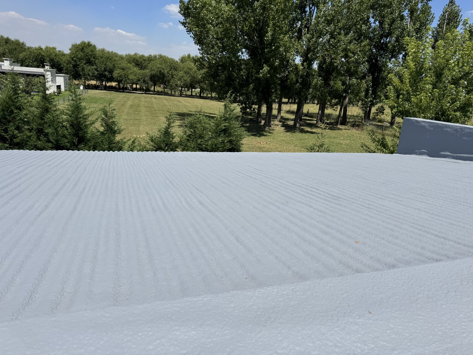Techo con poliuretano proyectado y terminaci&oacute;n gris